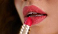 💄 چه رنگ رژی انتخاب کنیم؟ راهنمای کامل انتخاب رژ لب مناسب برای شما!