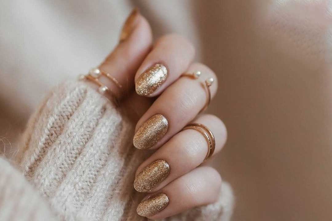 جدیدترین مدل ناخن مینیمال با طرح طلایی