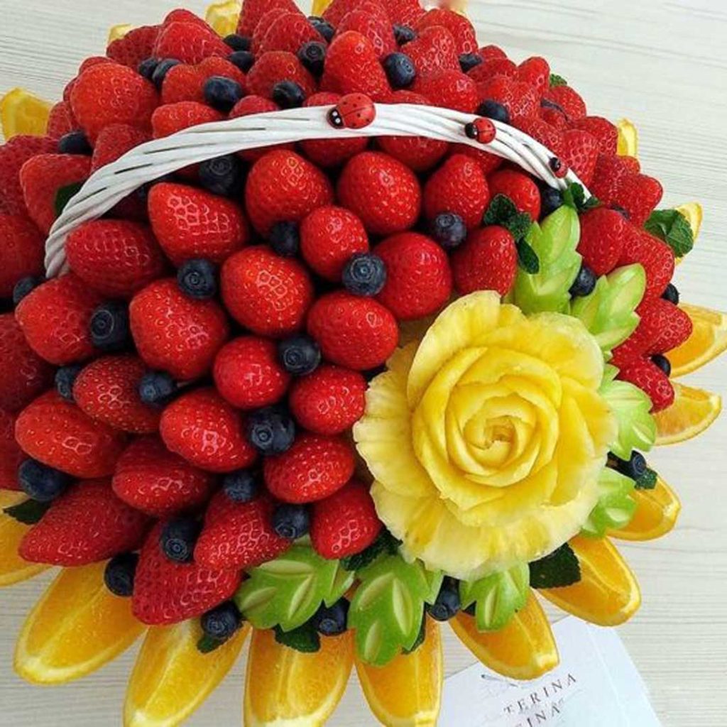 سبد میوه با توت فرنگی