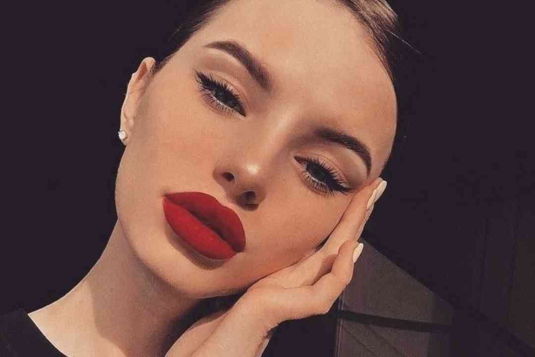 جذاب ترین مدل های آرایش لب با رژ قرمز دخترانه ۱۴۰۵