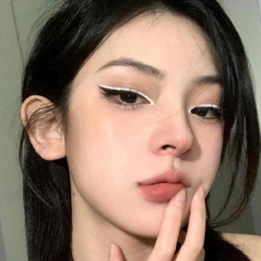 خط چشم گربه ای با خط چشم سفید