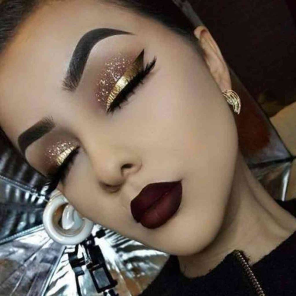 سایه چشم طلایی با میکاپ خاص