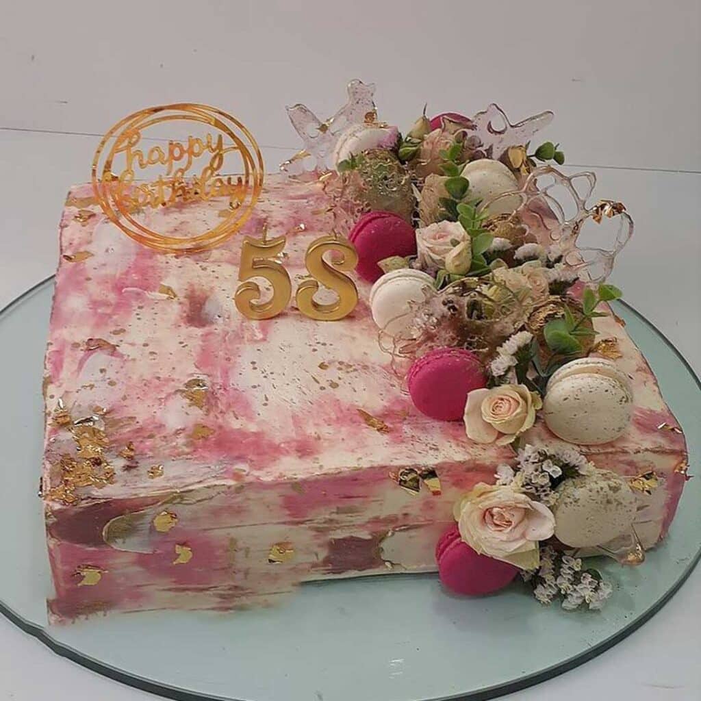 کیک تولد با گل طبیعی