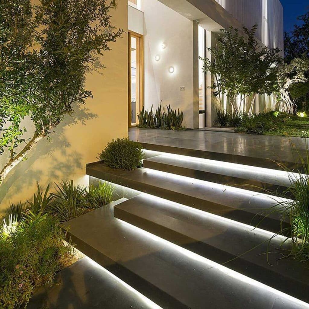 طراحی پله باغ و حیاط نوری