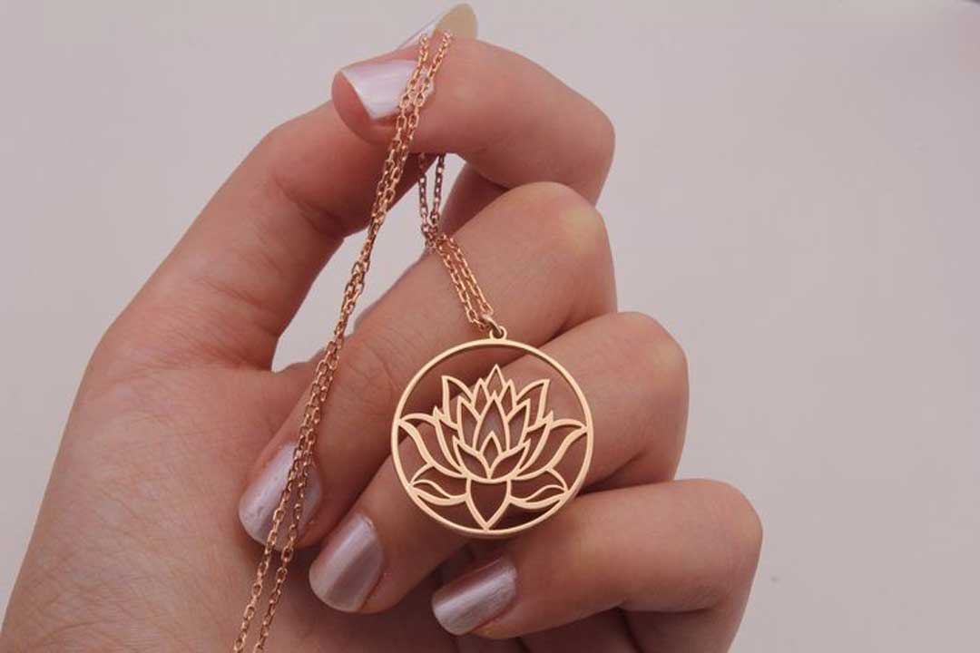 زیباترین مدل های آویز گردنبند زنانه طرح گل لوتوس (Lotus) ۱۴۰۵