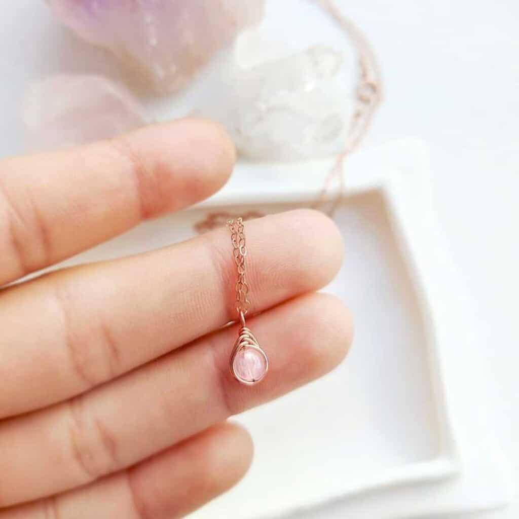 ظریف ترین مدل های گردنبند با سنگ کوارتز صورتی