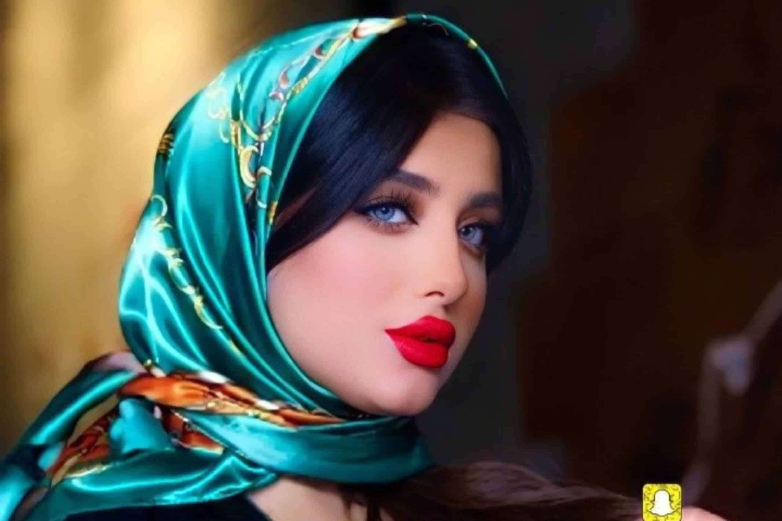 محبوب ترین مدل های روسری طرح دار زنانه رنگ سبز ۱۴۰۵