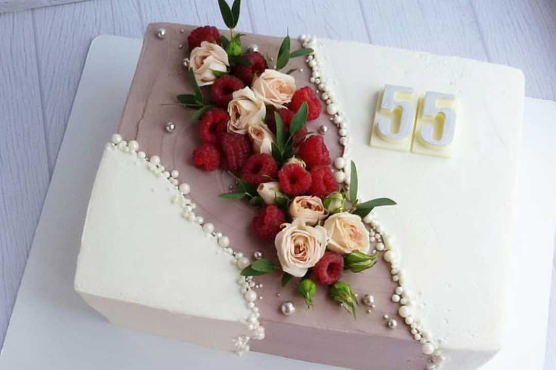 شیک ترین مدل های تزیین کیک با گل طبیعی