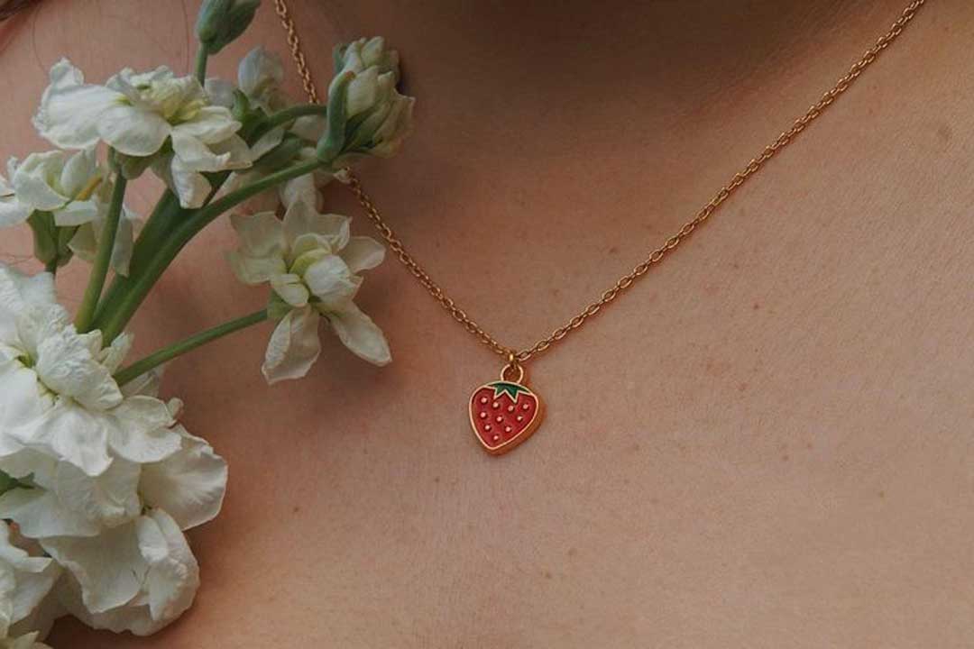 کیوت ترین مدل های آویز گردنبند طلا دخترانه طرح توت فرنگی ۱۴۰۵
