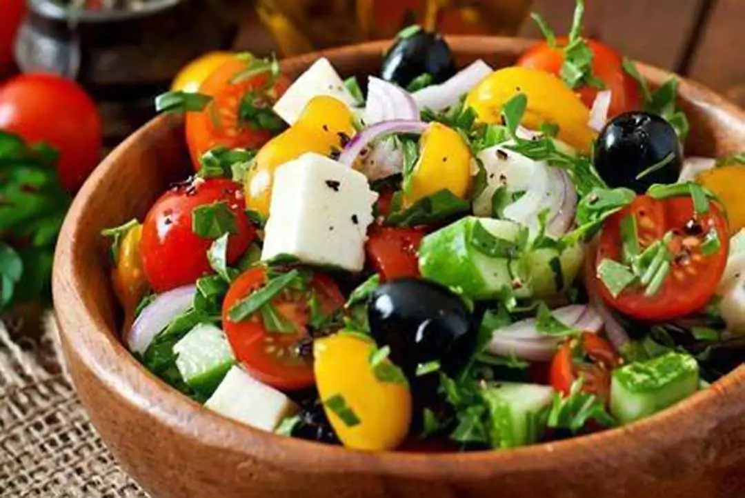 مواد لازم و طرز تهیه سالاد یونانی