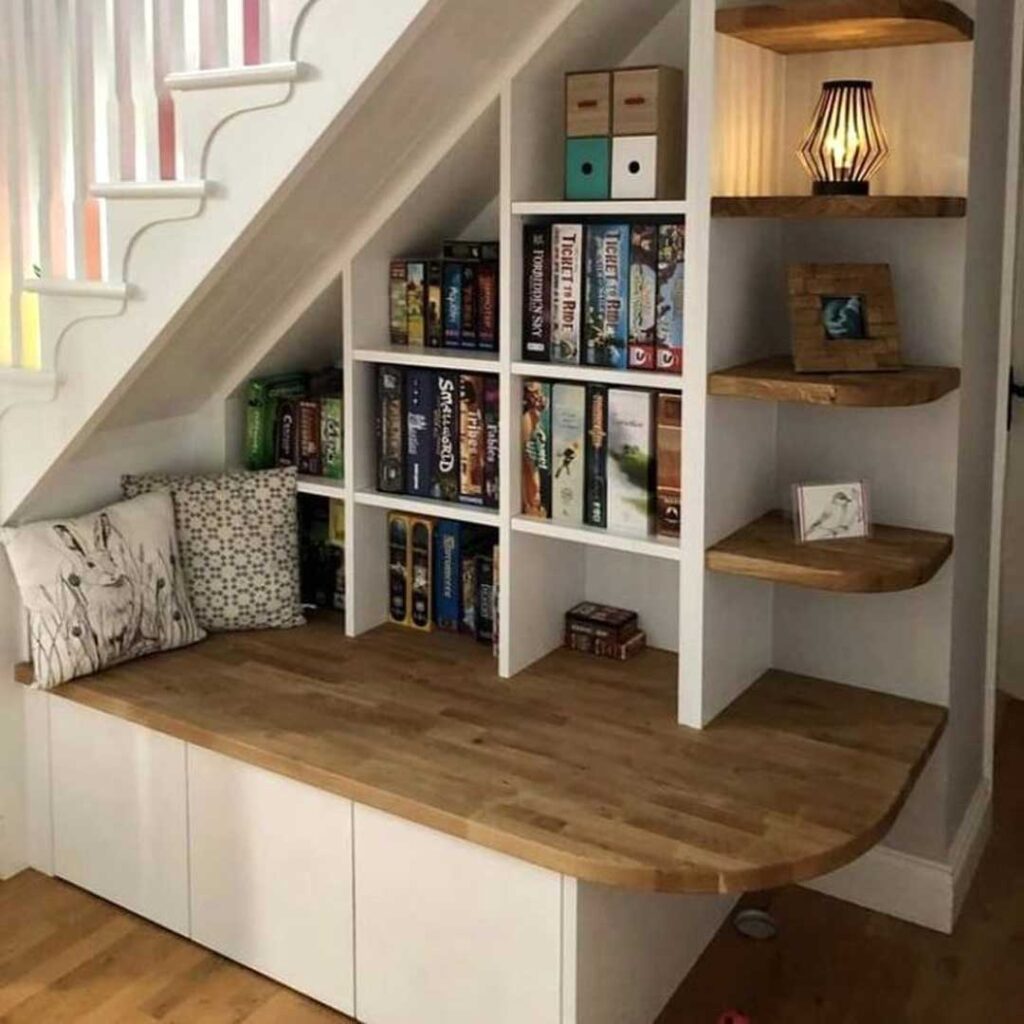 طراحی زیر پله کتابخانه ای