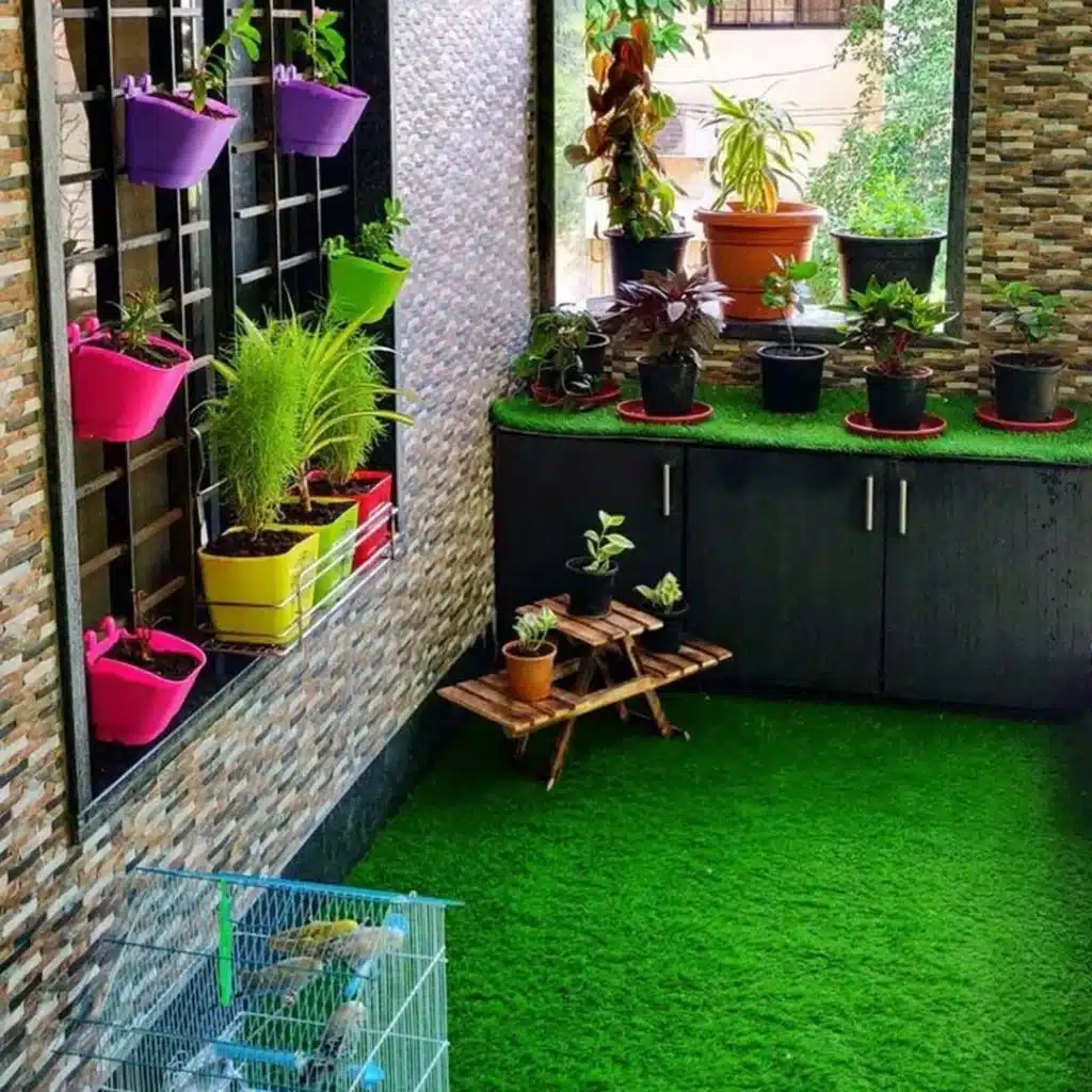 دکوراسیون بالکن با چمن مصنوعی و گل
