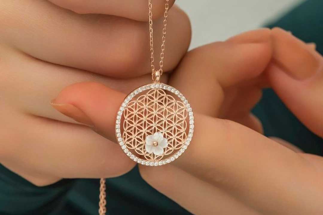 زیباترین مدل های آویز گردنبند زنانه طرح گل زندگی ۱۴۰۵