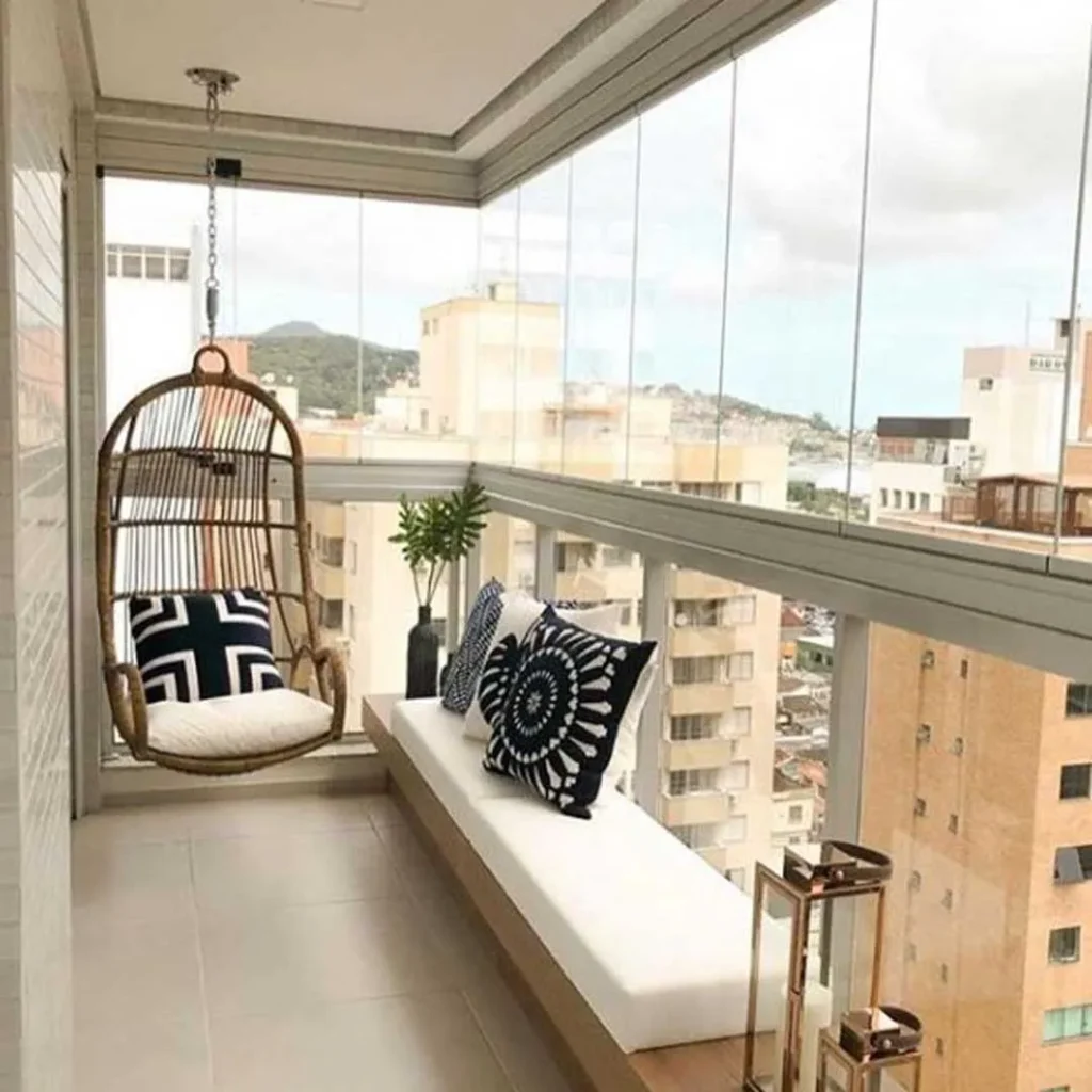 دکوراسیون بالکن شیشه ای جذاب