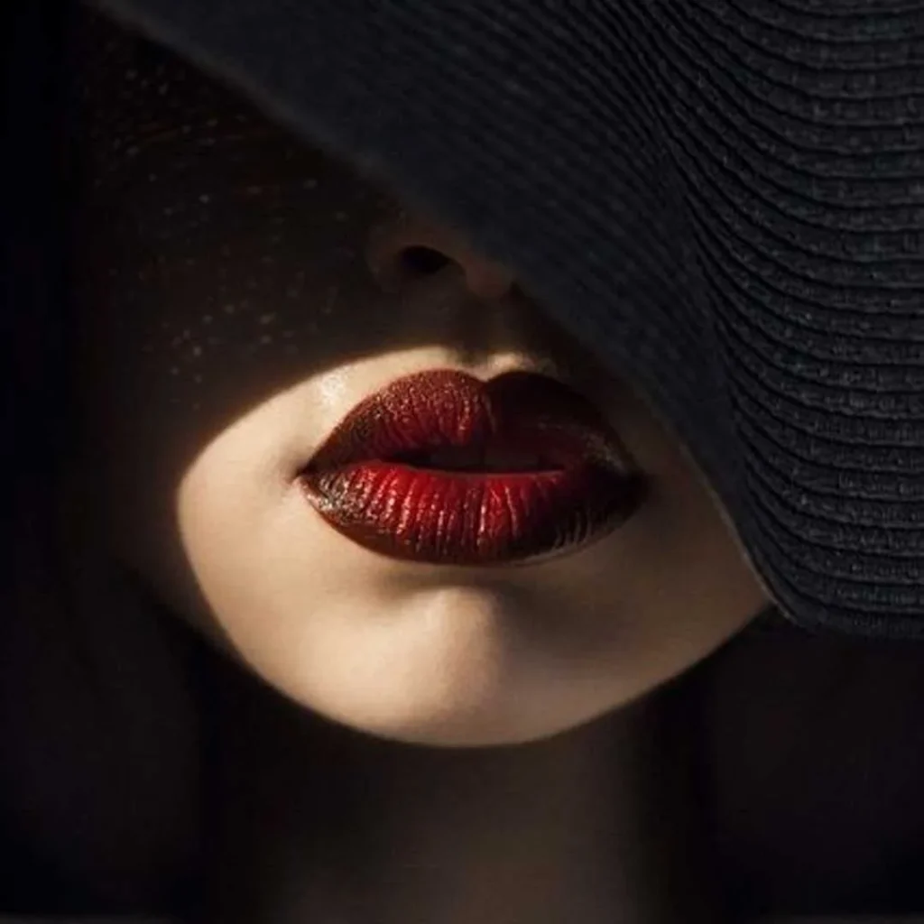 رژ لب قرمز تیره بی نظیر