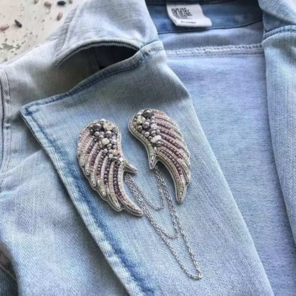 سنجاق سینه جواهر دوزی شده