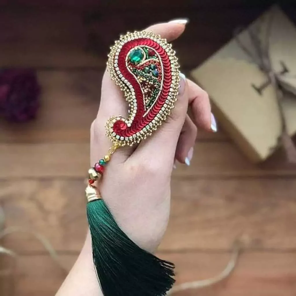 سنجاق سینه جواهر دوزی شده