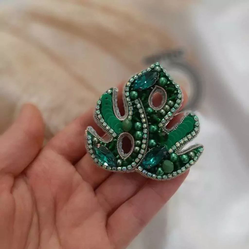 سنجاق سینه جواهر دوزی شده