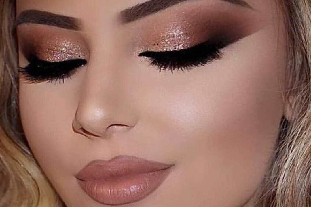 جذاب ترین رنگ های رژ لب مناسب برای آرایش چشم شاین