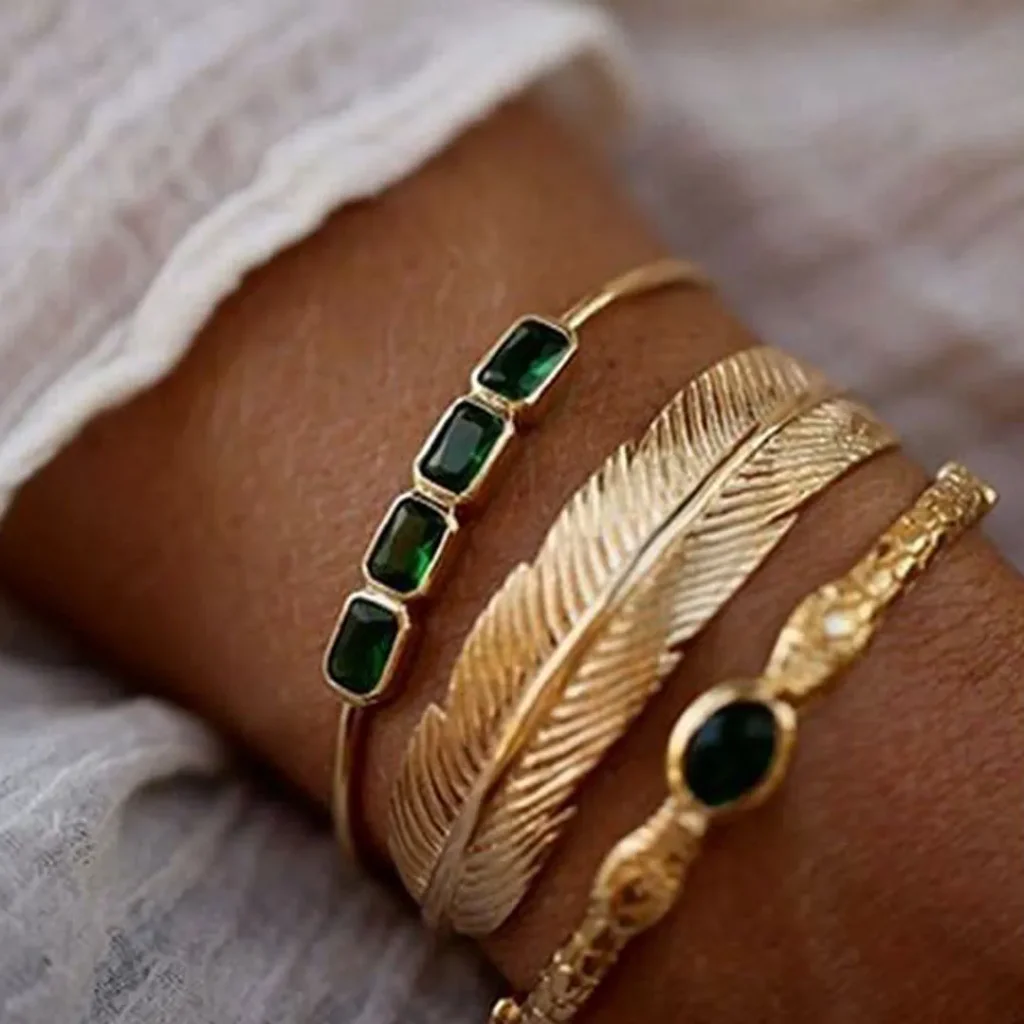 دستبند طلا با سنگ سبز مینیمال