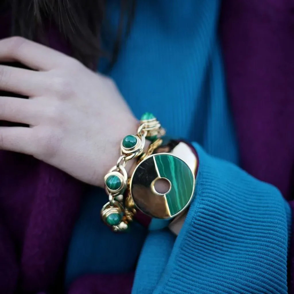 دستبند طلا با سنگ سبز بزرگ
