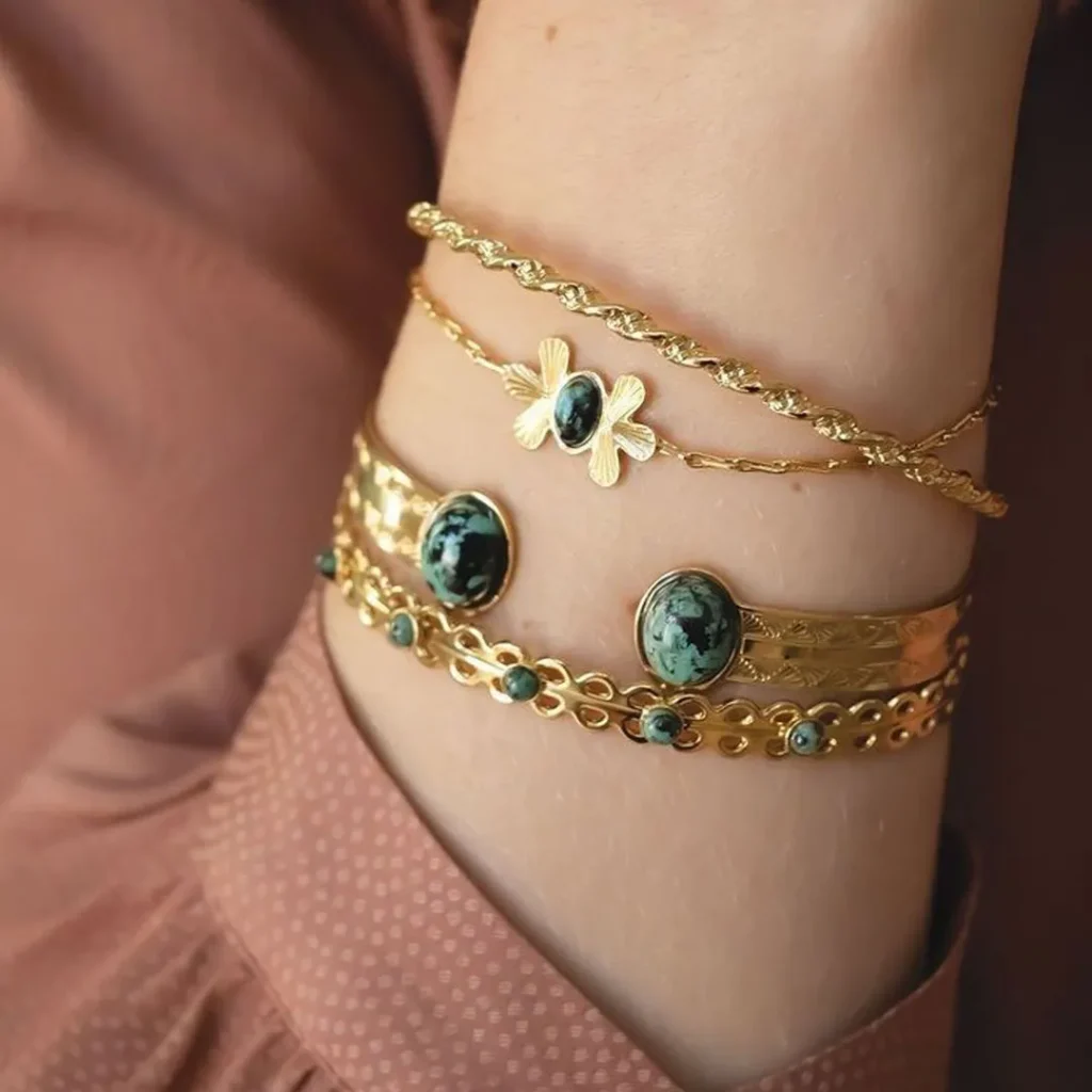 دستبند طلا با سنگ سبز جذاب و شیک