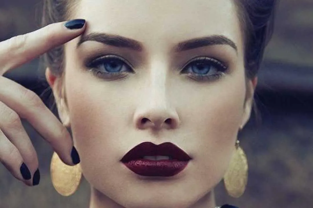 زیباترین و جذاب ترین مدل های آرایش چشم مناسب با رژ لب تیره
