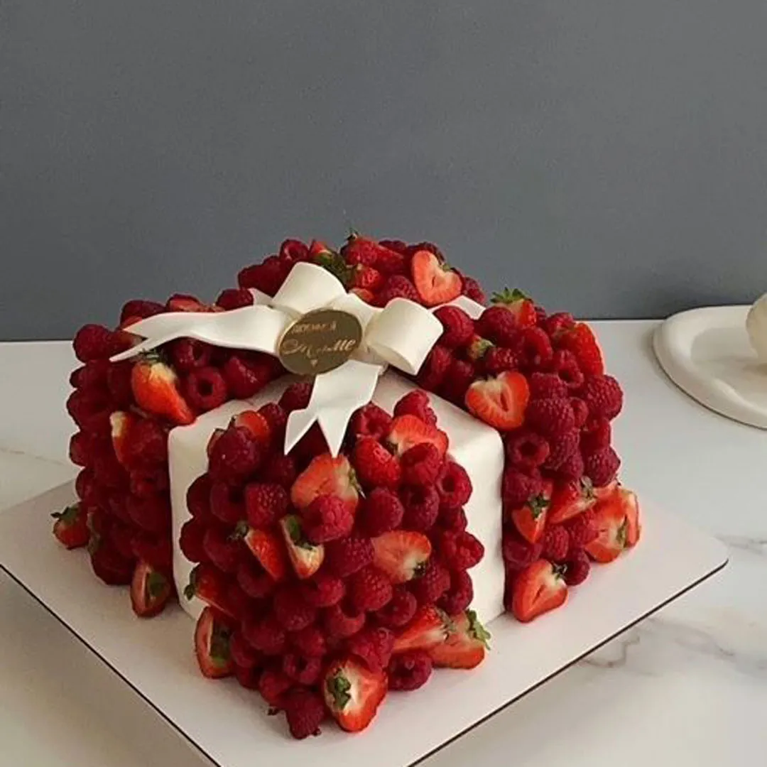 کیک با دیزاین میوه های بهاری لوکس