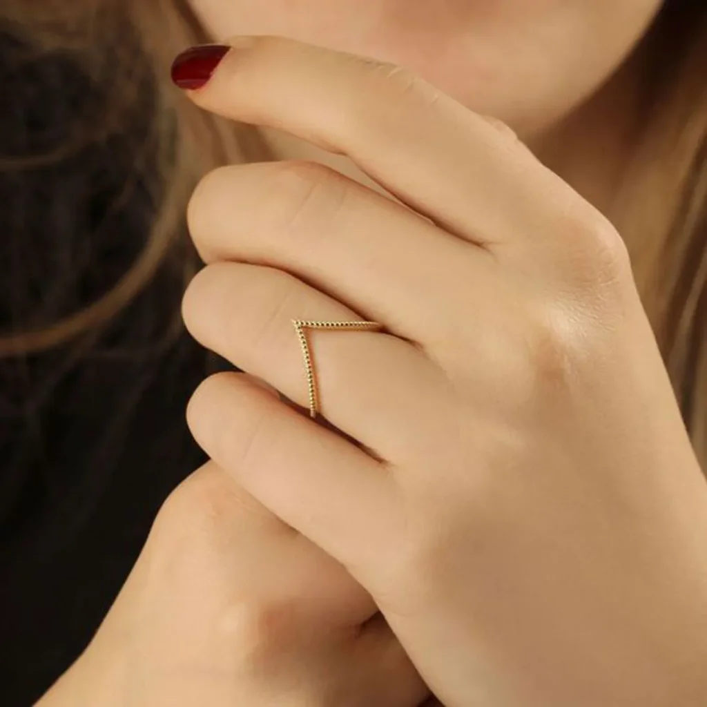   Girls' elegant rings are more gold