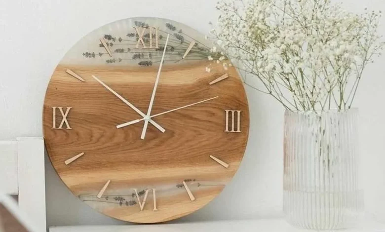 Desk clock with wooden design