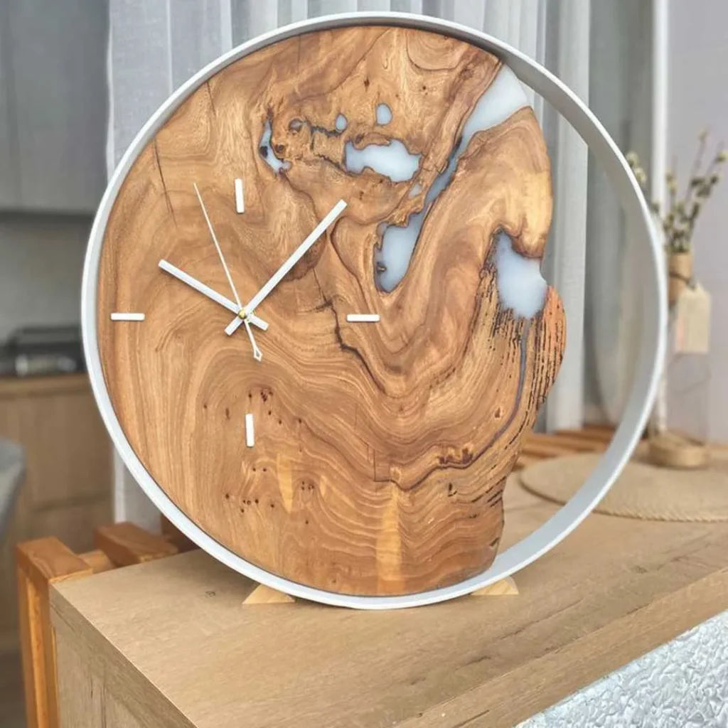 Desk clock with special wooden design