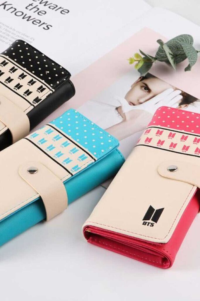 👜 کیف پول دخترانه طرح BTS: شیک، خاص و ترند ۲۰۲۶