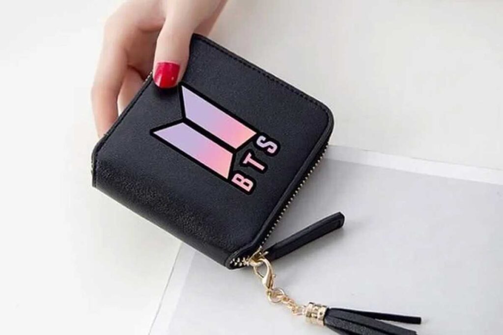 👜 کیف پول دخترانه طرح BTS: شیک، خاص و ترند ۲۰۲۶