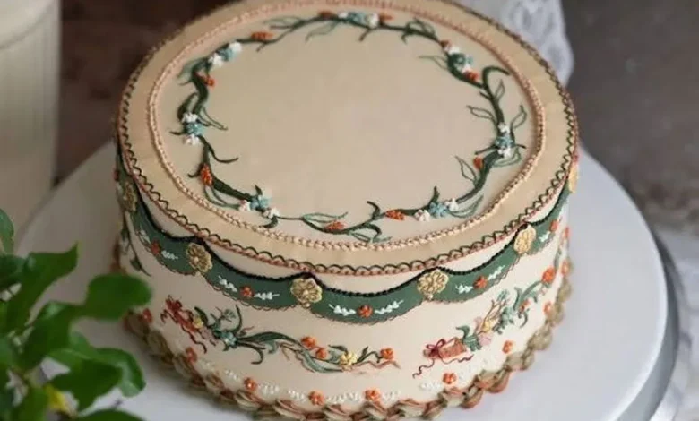 Cake with minimal cream design