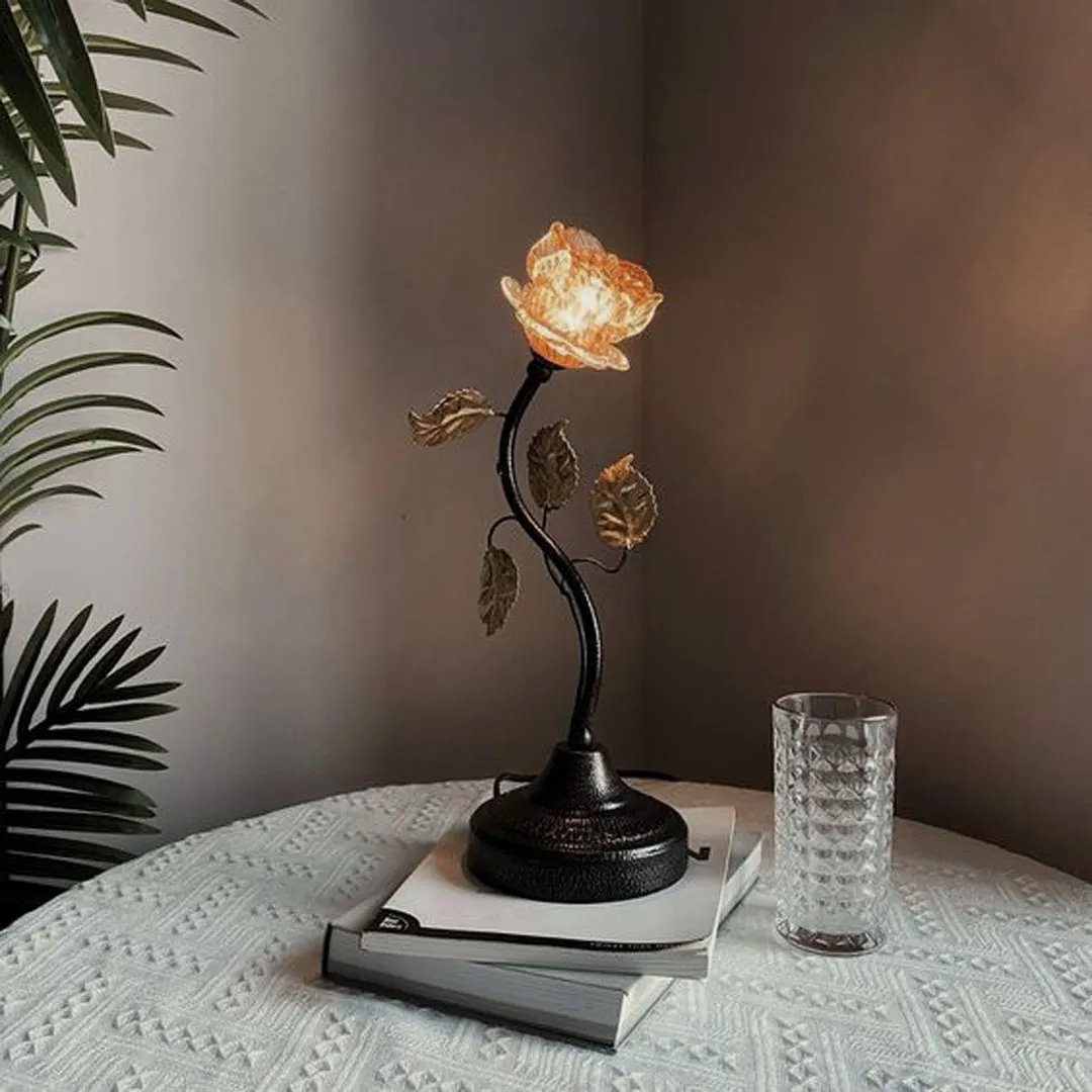 چراغ  مطالعه طرح گل مینیمال