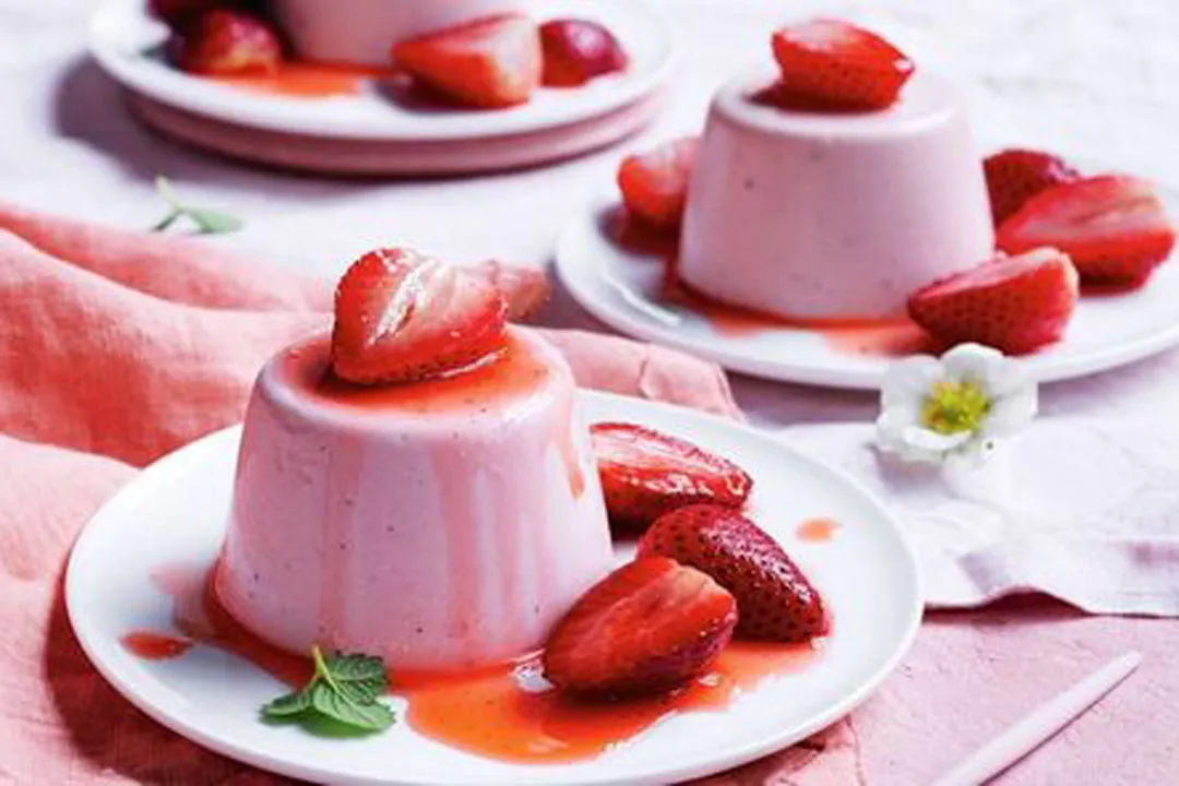 طرز تهیه و مواد لازم دسر توت فرنگی