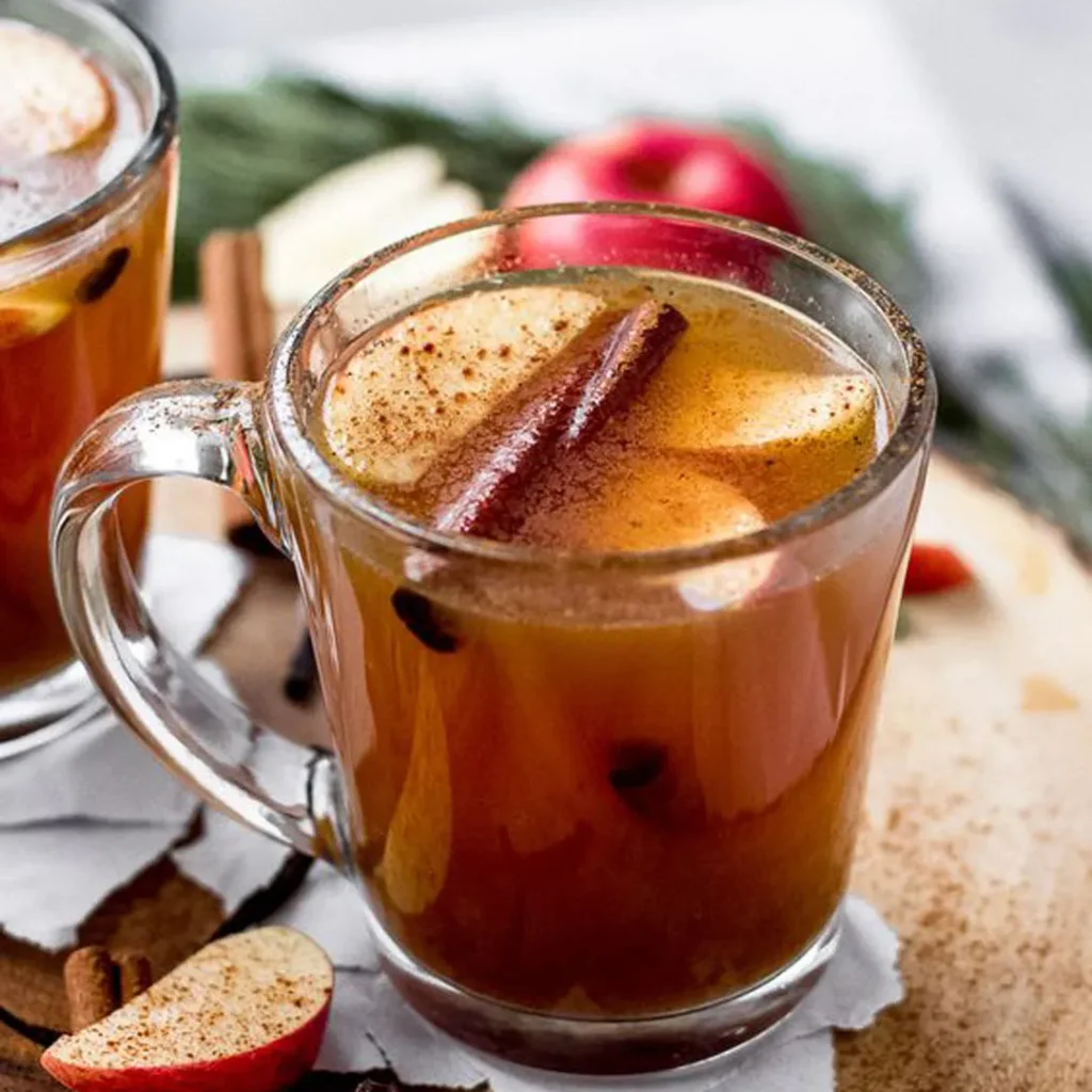 دمنوش سیب و دارچین خوشمزه