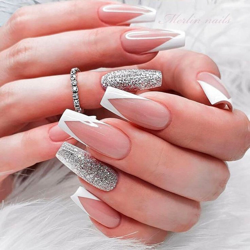 ناخن با لاک ژل نقره ای پر زرق و برق مینیمال