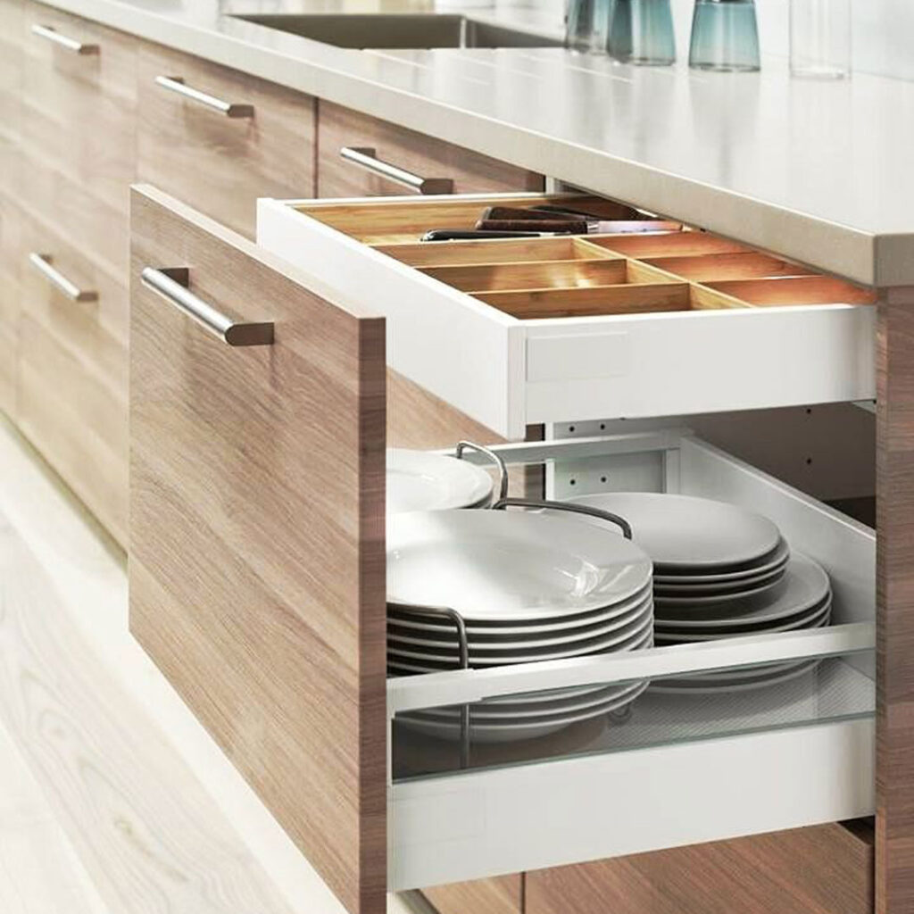 چیدمان داخل کابینت آشپزخانه دکوراتیو
