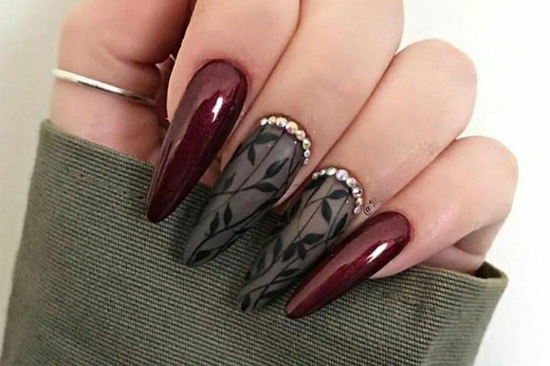 خاص ترین مدل های دیزاین ناخن با ترکیب رنگ زرشکی و مشکی زیبا