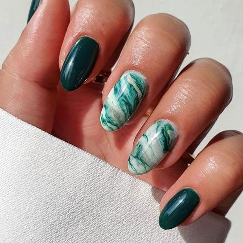 طراحی ناخن با طرح ماربل رنگ سبز 