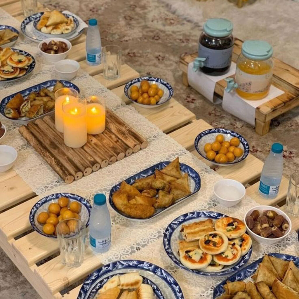 دیزاین زیبا و شیک میز افطاری با وسایل سنتی؛ دیزاین میز افطاری