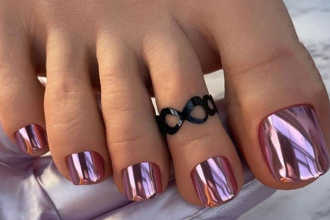 جذاب ترین مدل های کروم ناخن پا با رنگ های خاص و زیبا