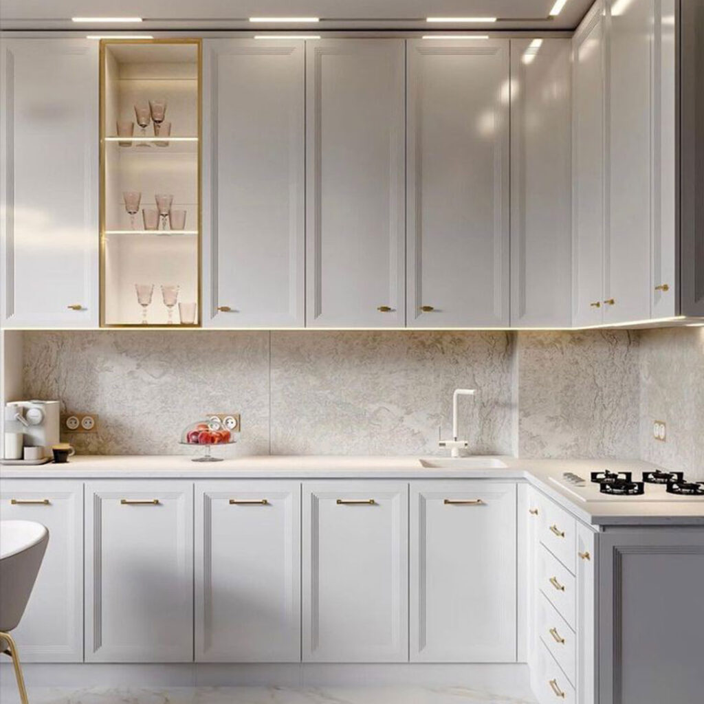 کابینت سفید آشپزخانه دکوراتیو با نور و جزئیات