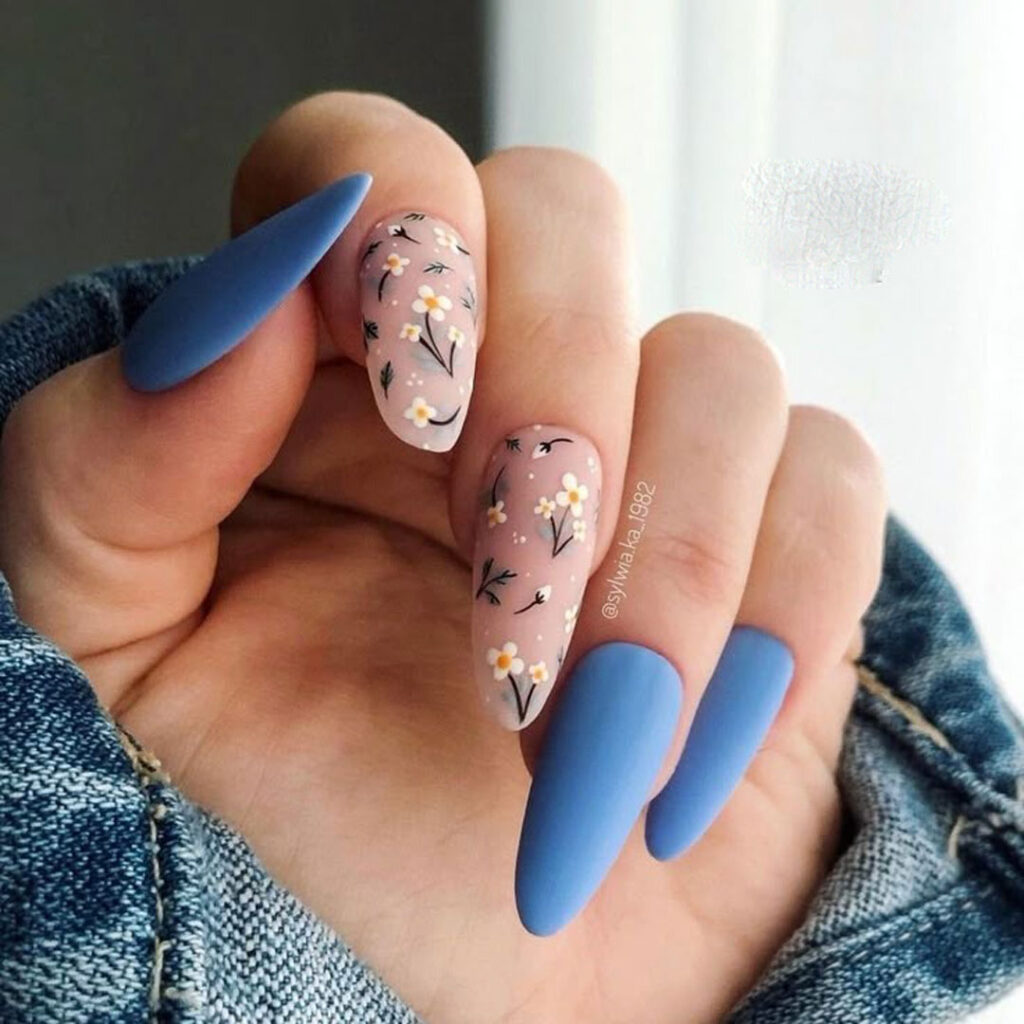 دیزاین ناخن با رنگ آبی بهاری جذاب