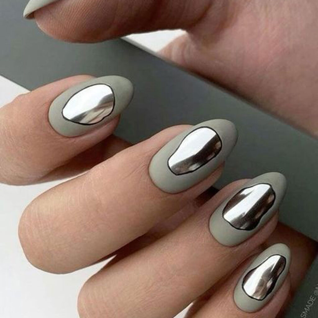 دیزاین ناخن با رنگ نقره ای خاص