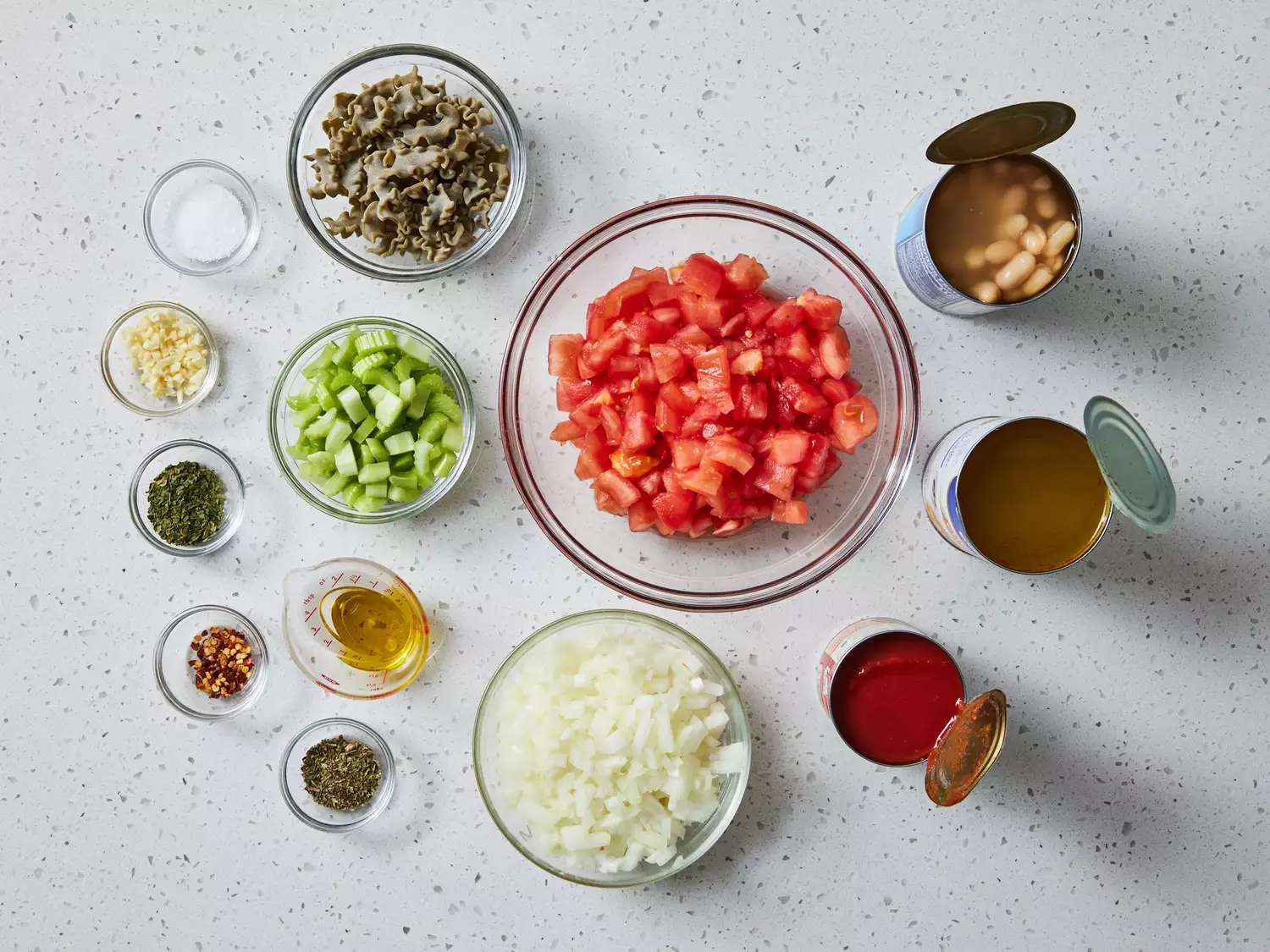مواد لازم پاستا و فاسولی (پاستا و لوبیا) در قوطی ها و کاسه های شیشه ای