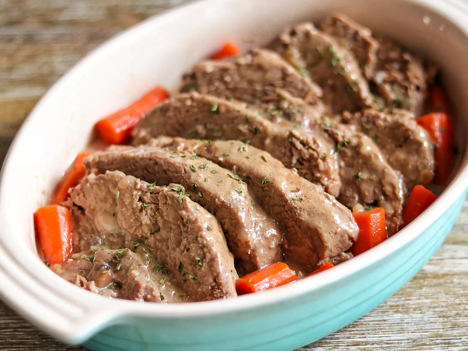 خوراک گوشت خرد شده در ظرف مخصوص فر با هویج