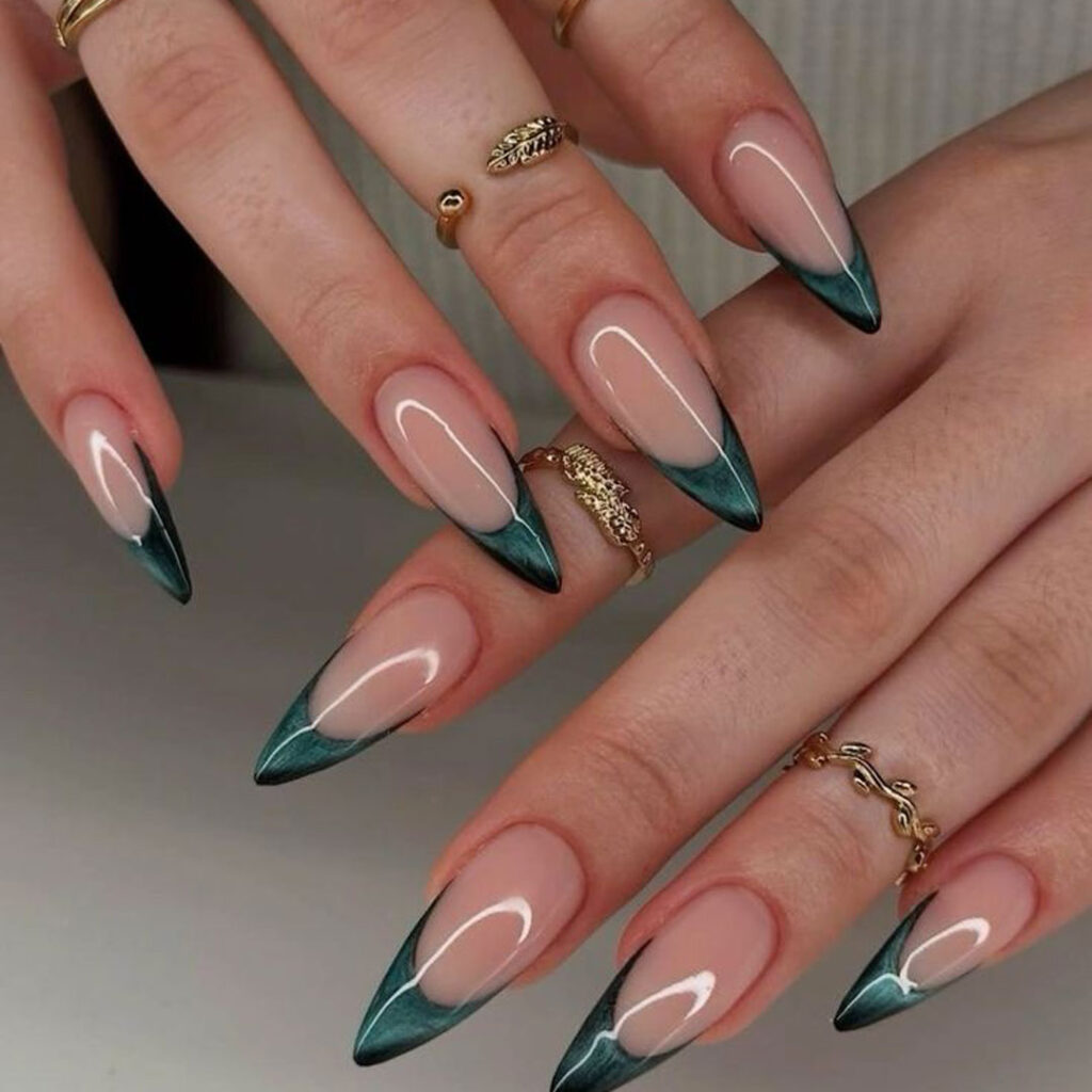 طراحی ناخن با رنگ آبی فرنچ