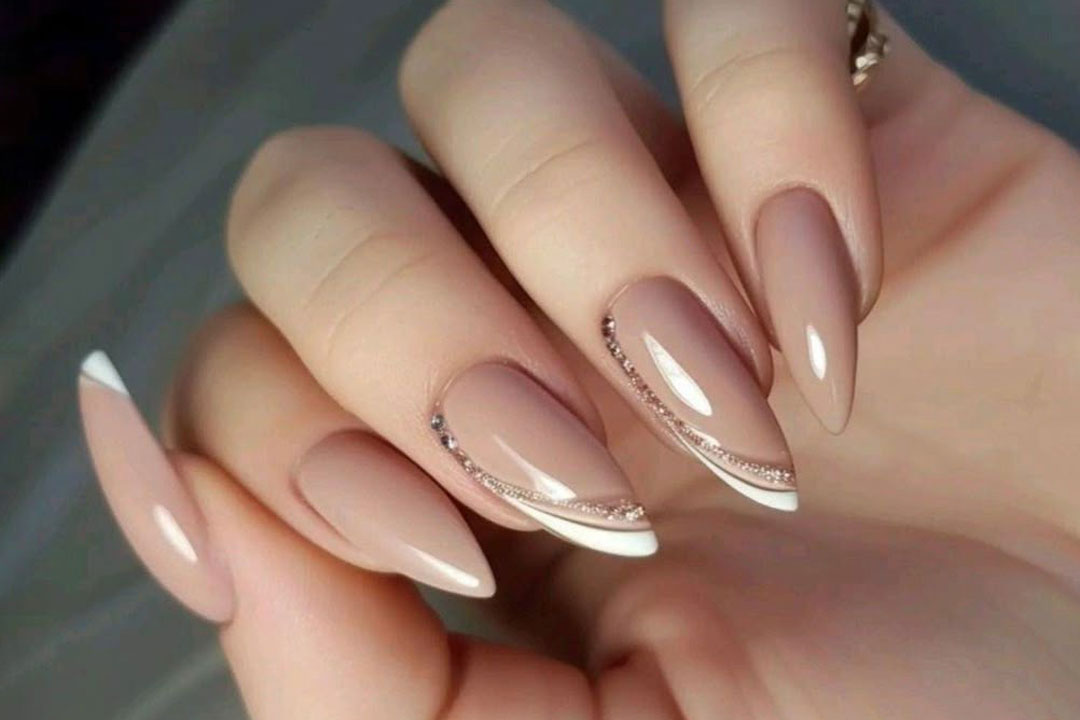 خاص ترین مدل های دیزاین ناخن با تم کرمی جذاب و زیبا